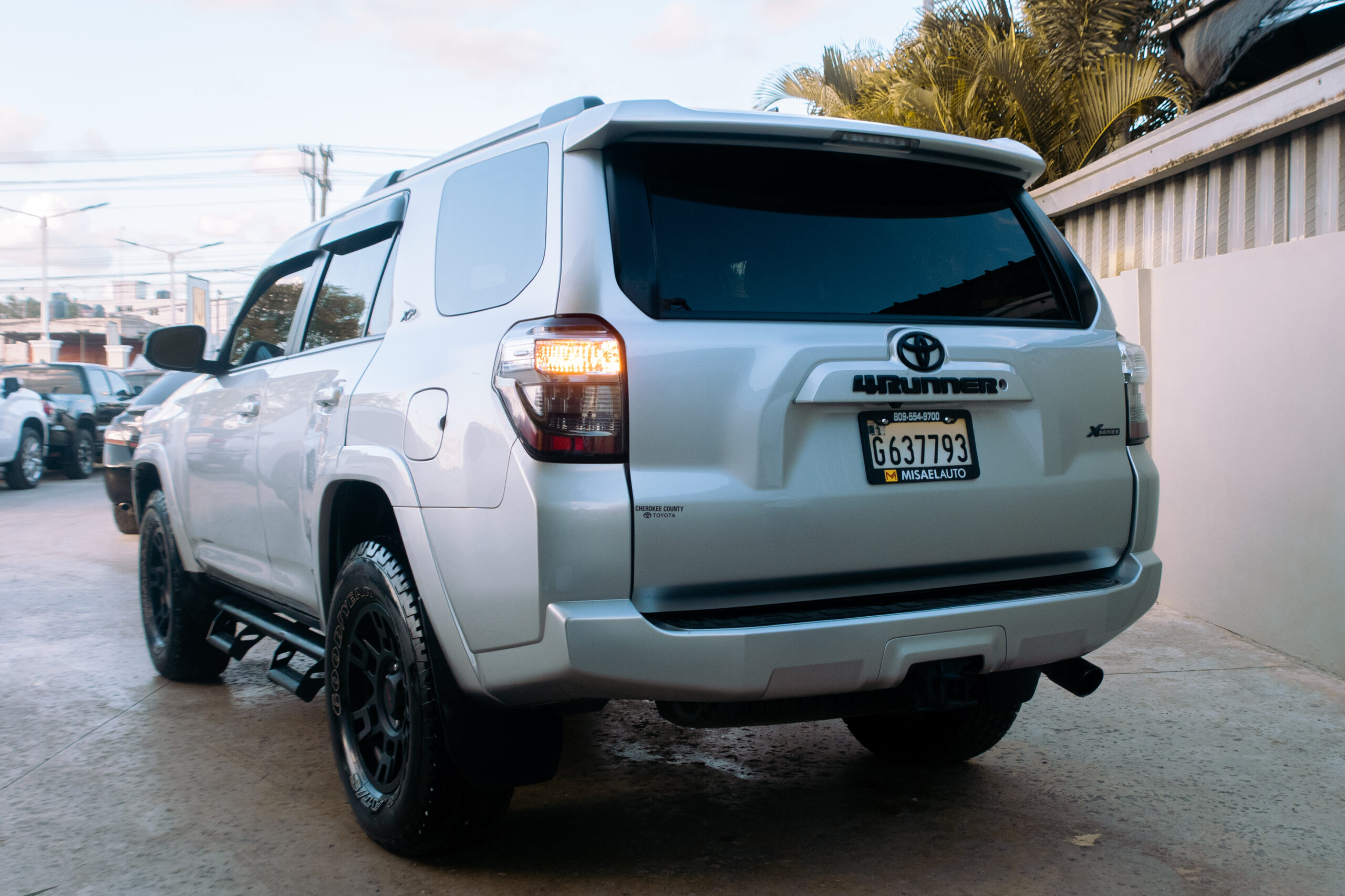 
								Toyota 4 Runner 2020 full									