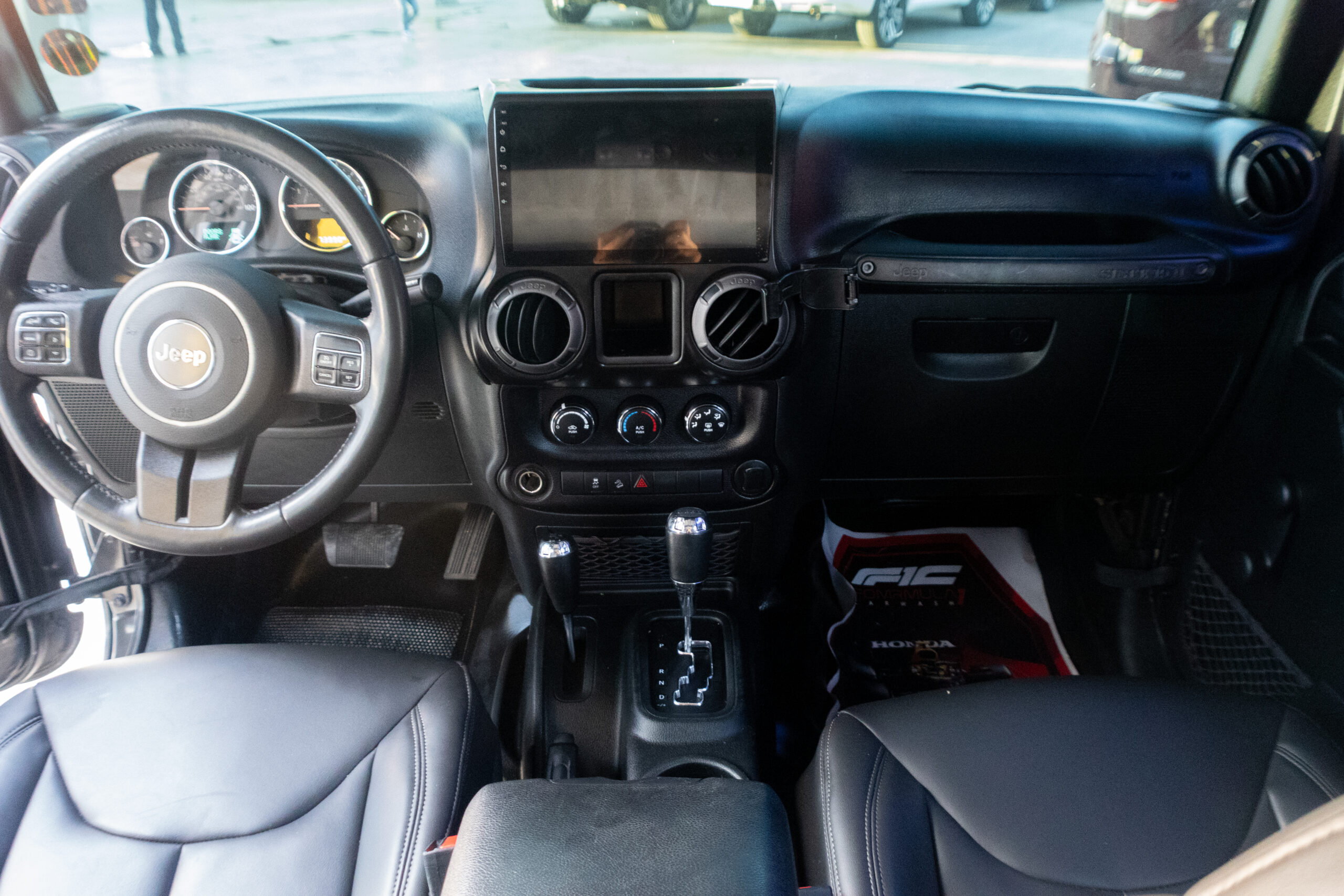 
								Jeep Wrangler Unlimited Sahara 2018 full									